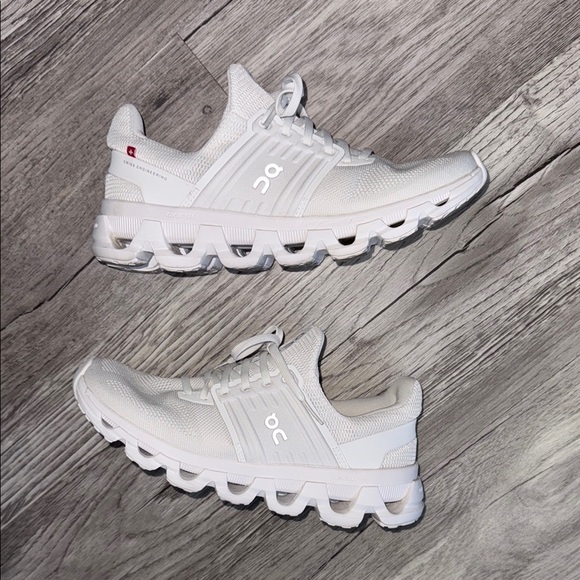 On Running Cloud Swift AD White Athletic Shoes with Chunky Sole - Picture 3 of 7